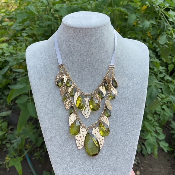 New✨ - Layered Green & Gold Statement Necklace - Picture 2 of 15